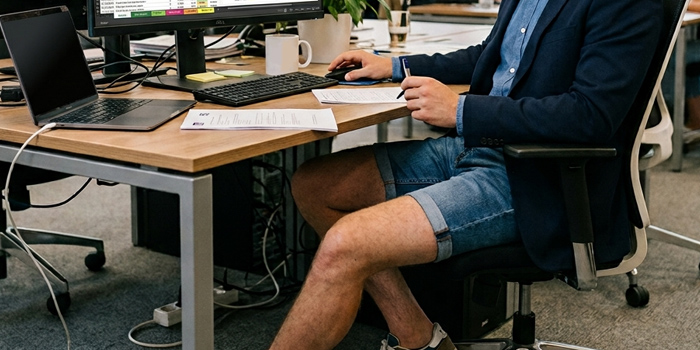 Short au bureau en été
